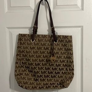 Michael Kors large shoulder bag NEVER USED.